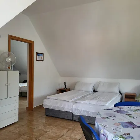 Nyaraló Mit Pool, Spielplatz Und Garten *