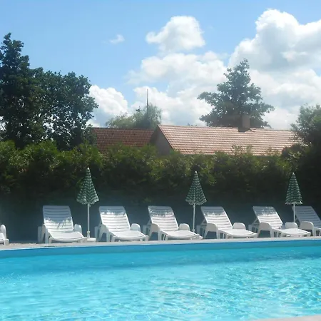 Mit Pool, Spielplatz Und Garten