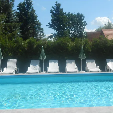 Mit Pool, Spielplatz Und Garten