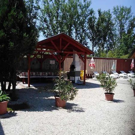 Nyaraló Mit Pool, Spielplatz Und Garten